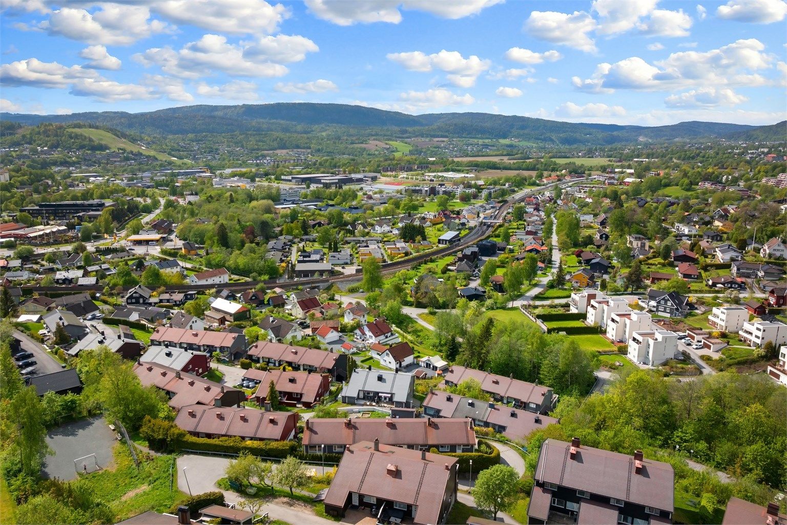 Fra eiendommen er det enkel adkomst til Sandvika, som ligger en kort kjøretur unna.