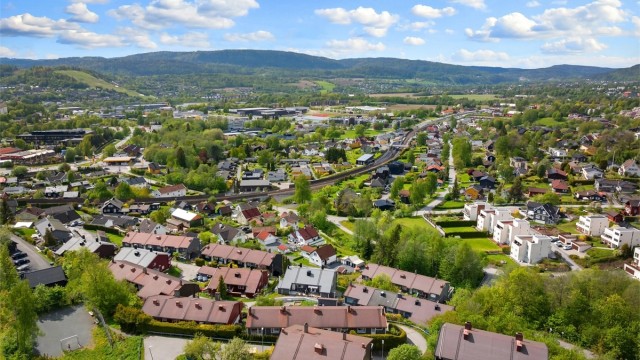 Fra eiendommen er det enkel adkomst til Sandvika, som ligger en kort kjøretur unna.