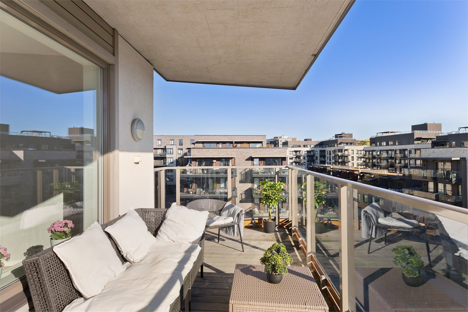 Den sydøstvendte balkongen har terrassebord, utebelysning og stikkontakt, og har god plass til en deilig loungegruppe. Et perfekt sted å starte dagen med morgenkaffen eller å nyte en rolig stund ute.