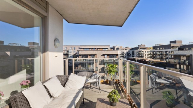 Den sydøstvendte balkongen har terrassebord, utebelysning og stikkontakt, og har god plass til en deilig loungegruppe. Et perfekt sted å starte dagen med morgenkaffen eller å nyte en rolig stund ute.