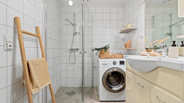 Badets areal er effektivt utnyttet og den tilgjengelige gulvflaten kan maksimeres ved å svinge inn dusjdørene. Bilde er tatt fra forrige salg