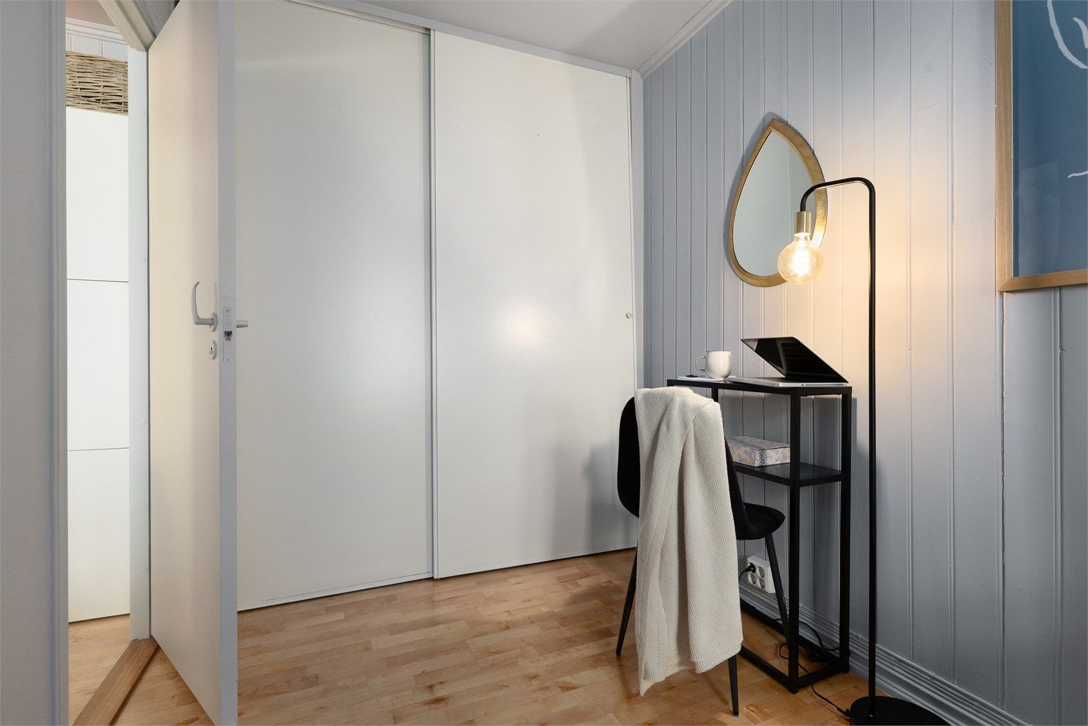  God lagringsplass i plassbygd skyvedørsgarderobe
