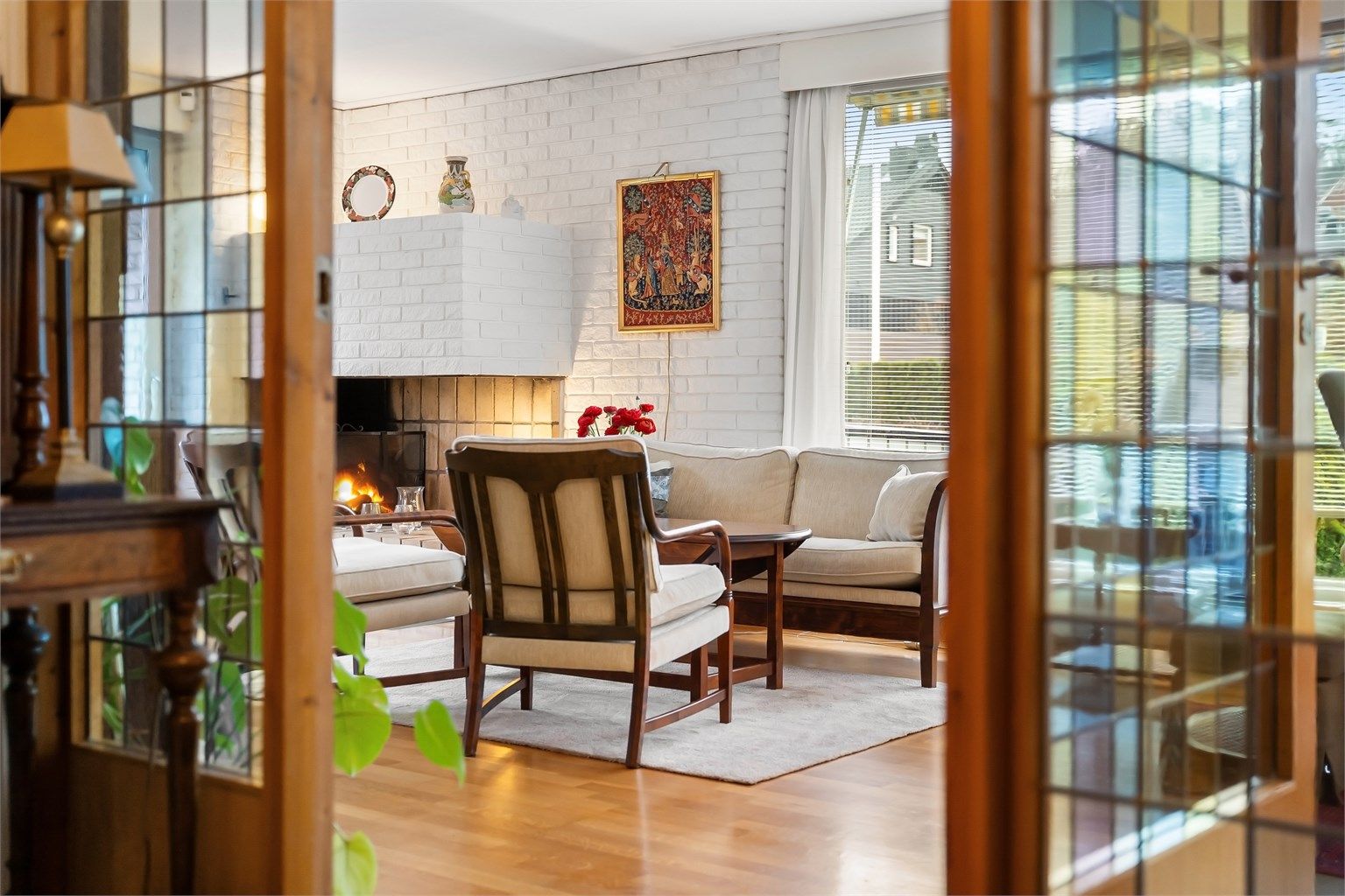 Et blikk inn i stuen fra gangen.