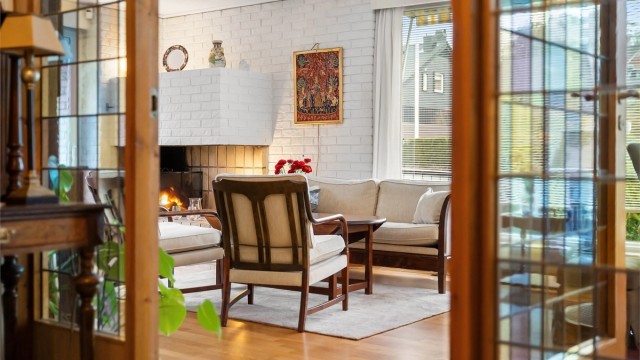 Et blikk inn i stuen fra gangen.