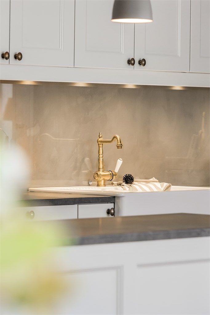 Gjennomførte detaljer som porselensvask og klassisk blandebatteri understreker stilen.