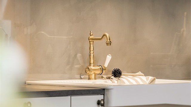 Gjennomførte detaljer som porselensvask og klassisk blandebatteri understreker stilen.