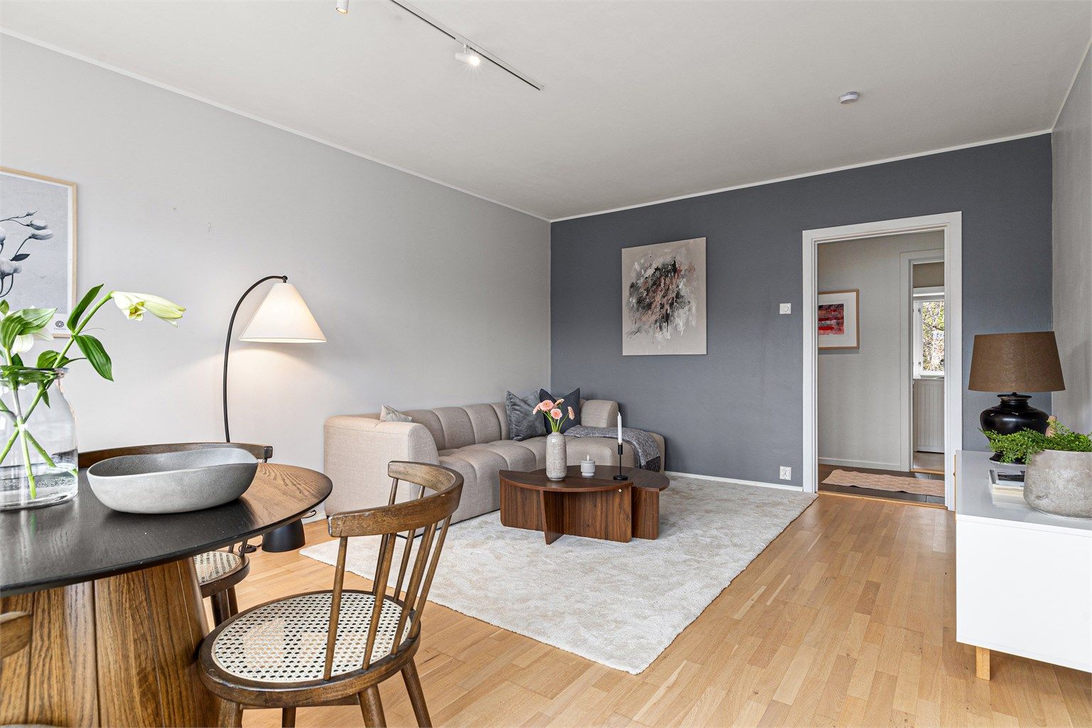 Stue av god størrelse med plass til både sofagruppe og tv-seksjon, samt spisebord