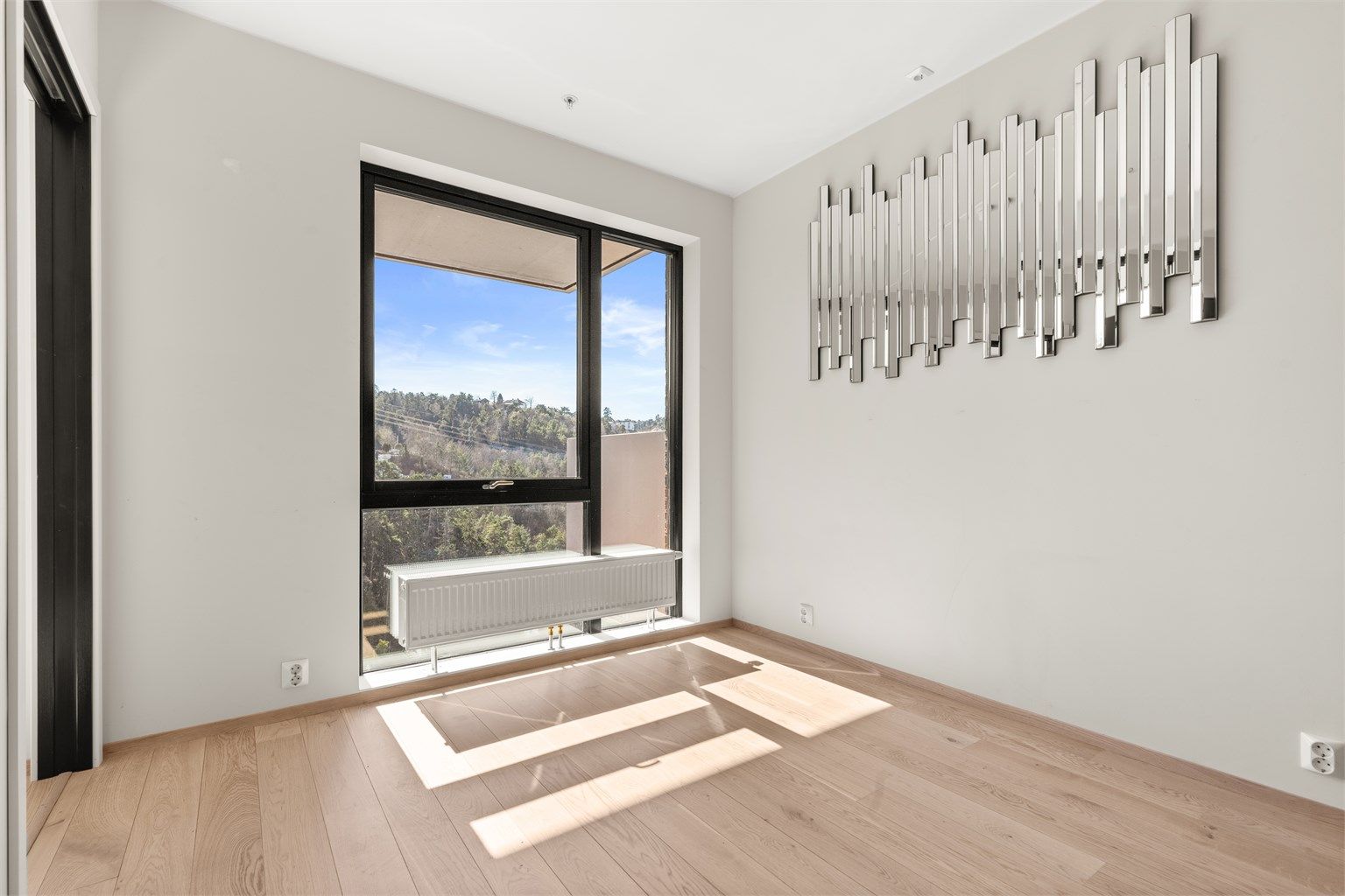 Stuen er romslig med god planløsning og kan enkelt innredes med en hyggelig sofagruppe med tilhørende sofabord og annet ønskelig stuemøblement.