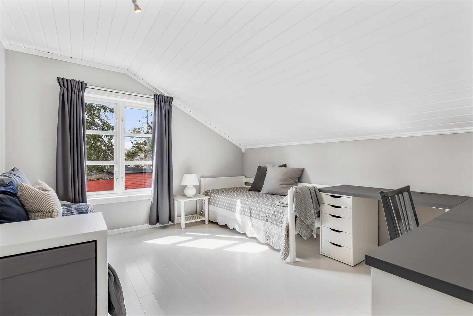 De to andre soverommene passer godt som gjesterom, barnerom eller kontor.