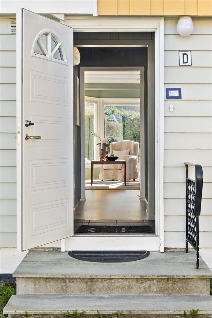 Entréen ønsker velkommen med flislagt gulv og behagelig gulvvarme.