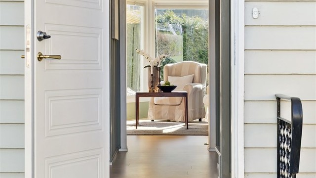 Entréen ønsker velkommen med flislagt gulv og behagelig gulvvarme.