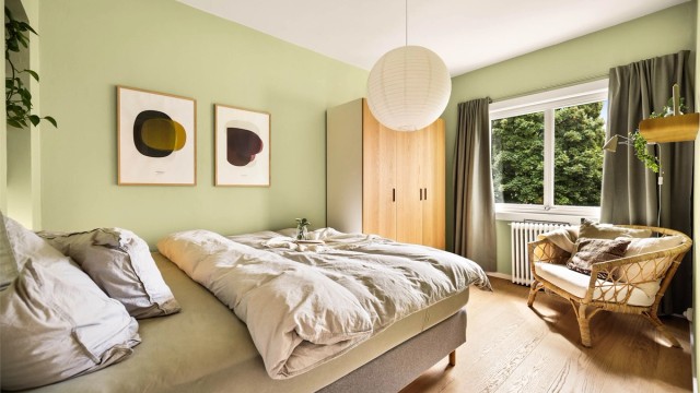 Romslig og behagelig soverom med god plass til dobbeltseng, nattbord og garderobeløsning.