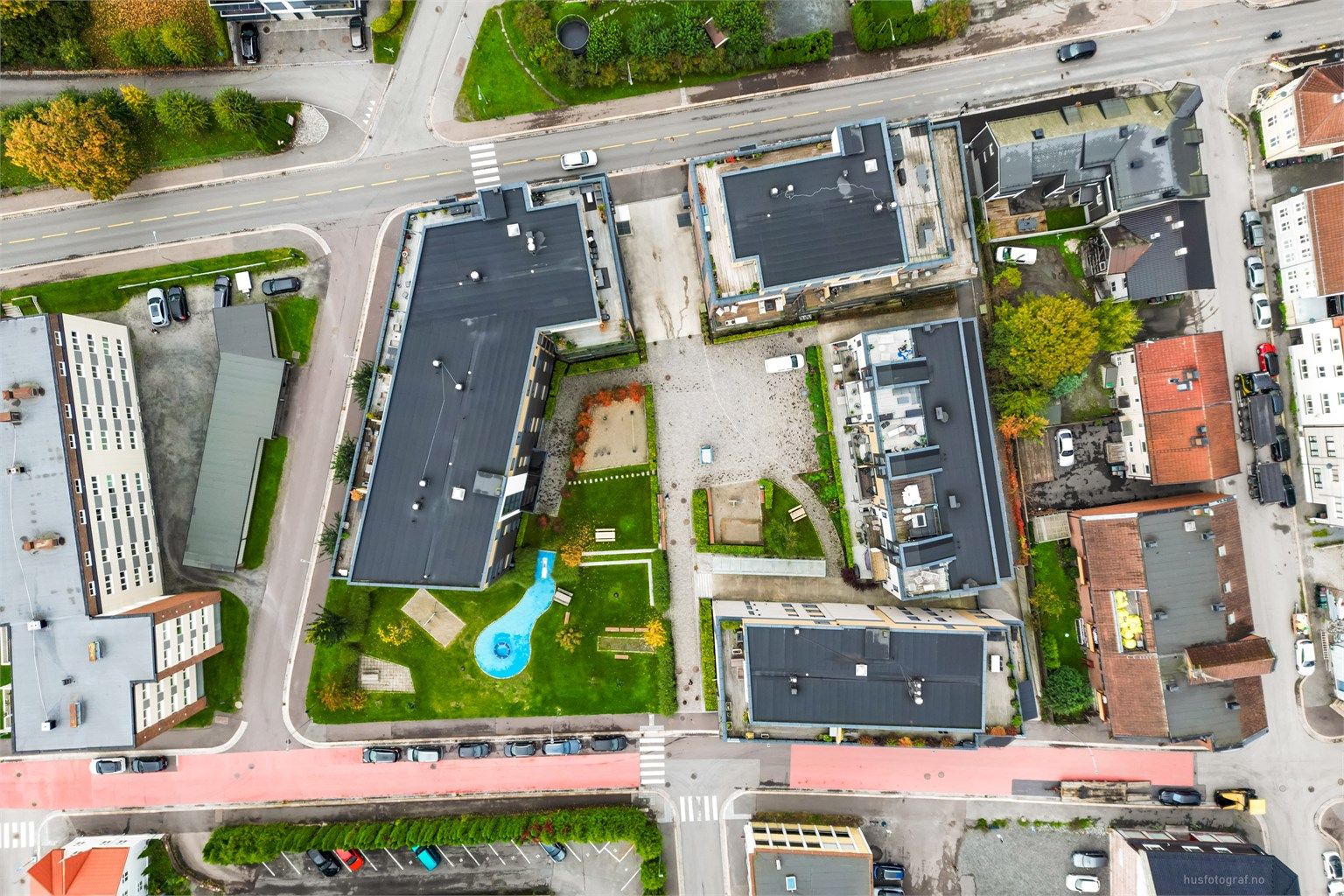 Svært pent opparbeidet tomt med gressplen, hekk, prydbusker og diverse beplantninger