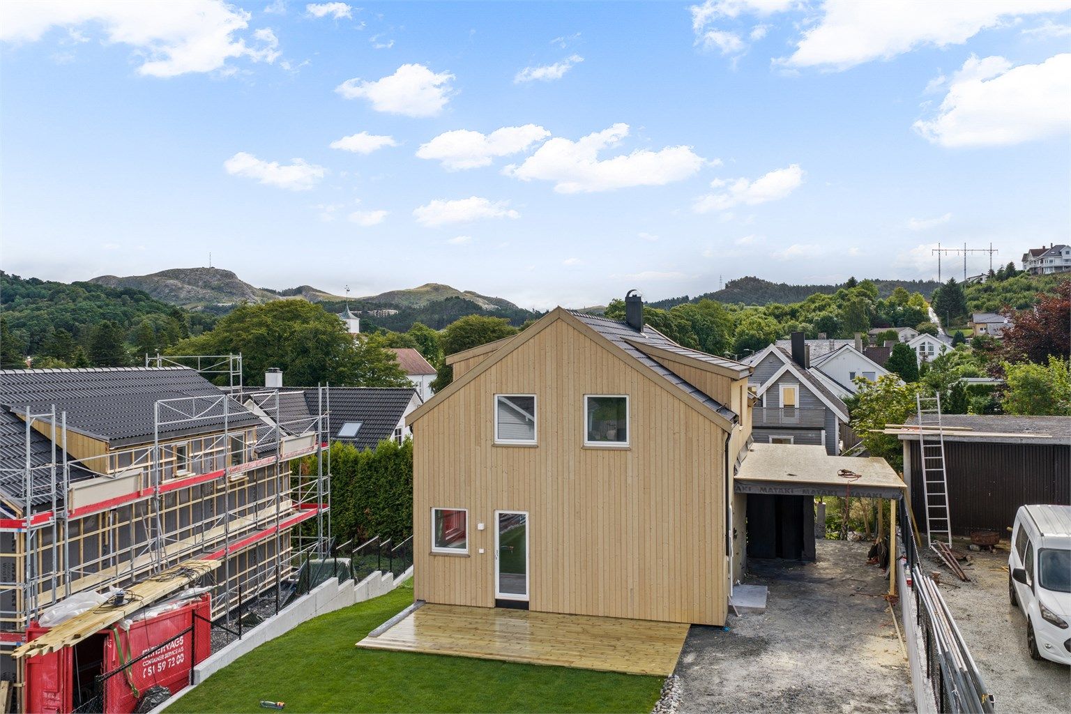 Uteplassen har 19 kvm terrasse gir plass til både grill og utemøbler.
Det er også plen rundt 3 av boligens sider, slik at sol kan følges fra morgen til godt ut på ettermiddagen.