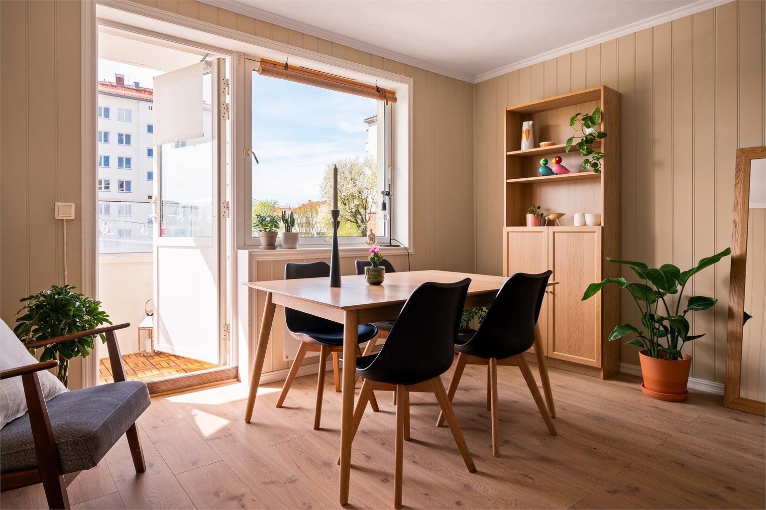 Spiseplass med mye naturlig lys