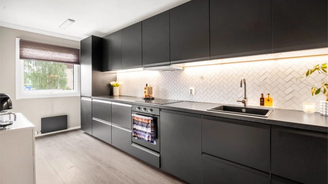 Fint kjøkken med IKEA innredning fra 2023. Innredning med glatte fronter og benkeplate med laminert overflate med nedfelt kjøkkenvask.