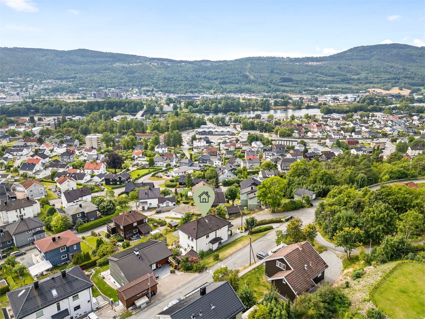 Gode bussforbindelser med nærliggende holdeplass, hyppige avganger til Drammen sentrum.