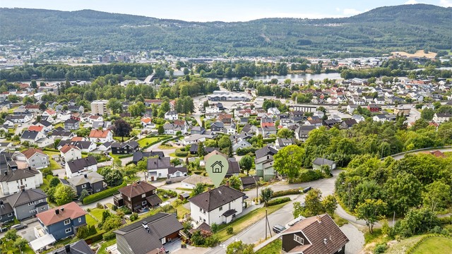 Gode bussforbindelser med nærliggende holdeplass, hyppige avganger til Drammen sentrum.