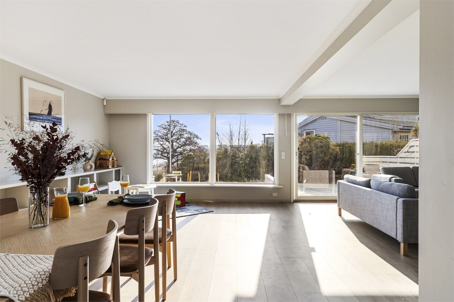 Vindusrekken mot hagen og sjøen slipper naturen inn.