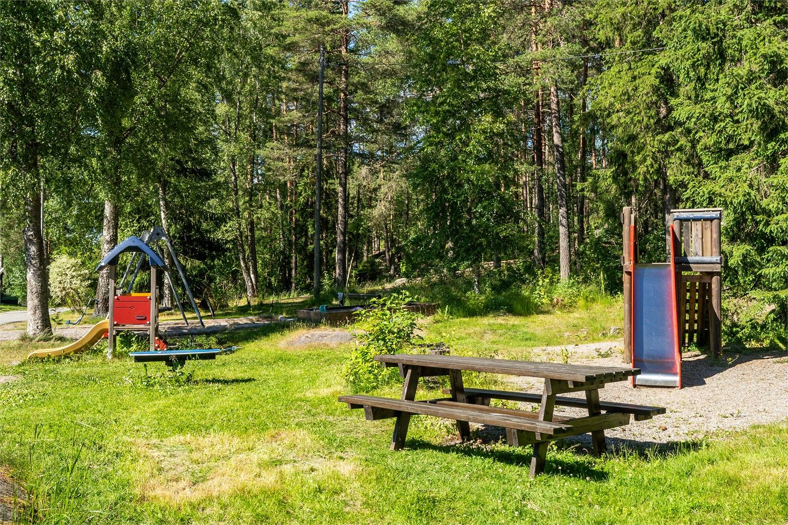 Det er flere lekeplasser på tunet - området er trygt og svært barnevennlig, her bor det barn i alle aldre