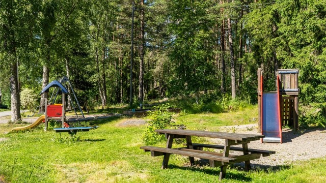 Det er flere lekeplasser på tunet - området er trygt og svært barnevennlig, her bor det barn i alle aldre