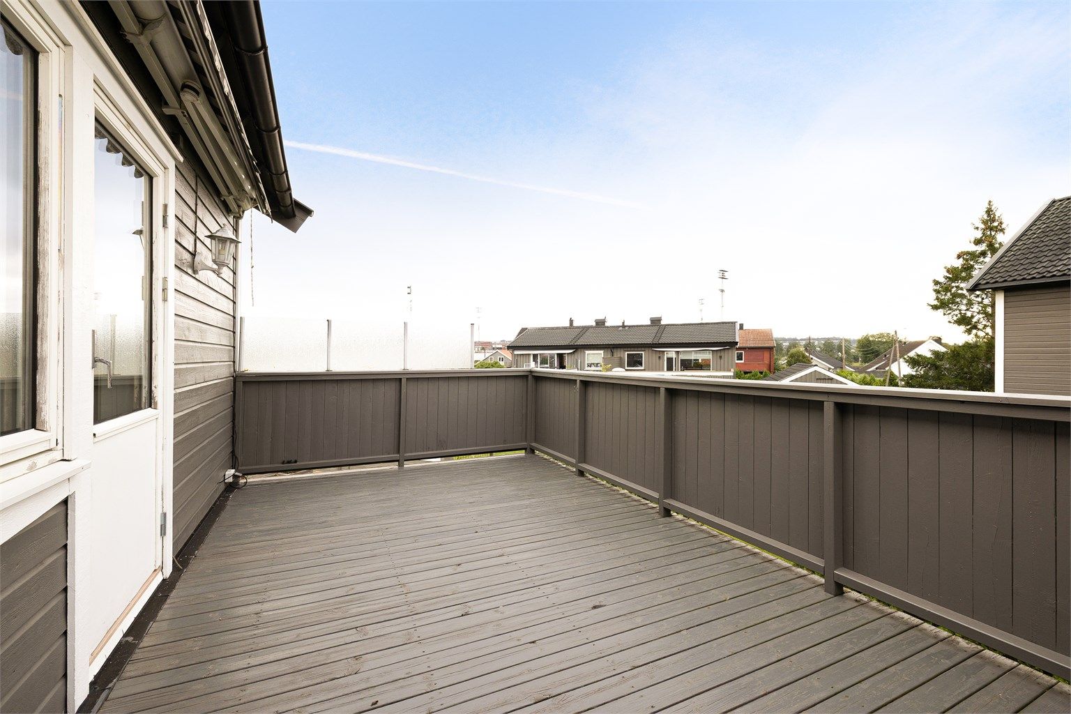 Med romslig balkong orientert i sydlig retning får du tilgang til solen dagen lang.