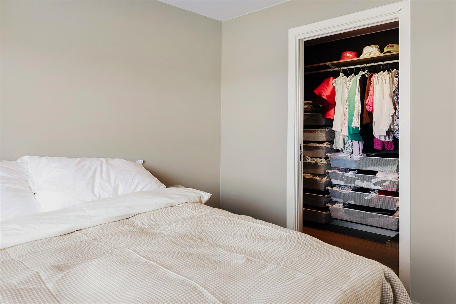 Eget walk-in closet. 