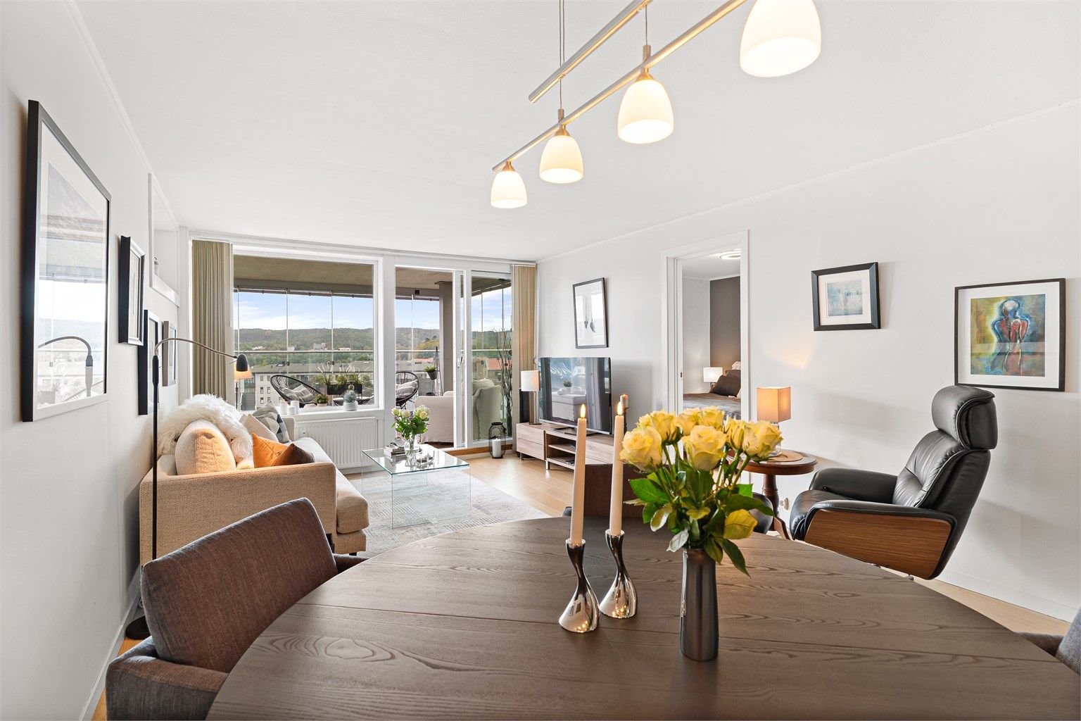 Romslig stue med plass til både sofa- og spisegruppe.