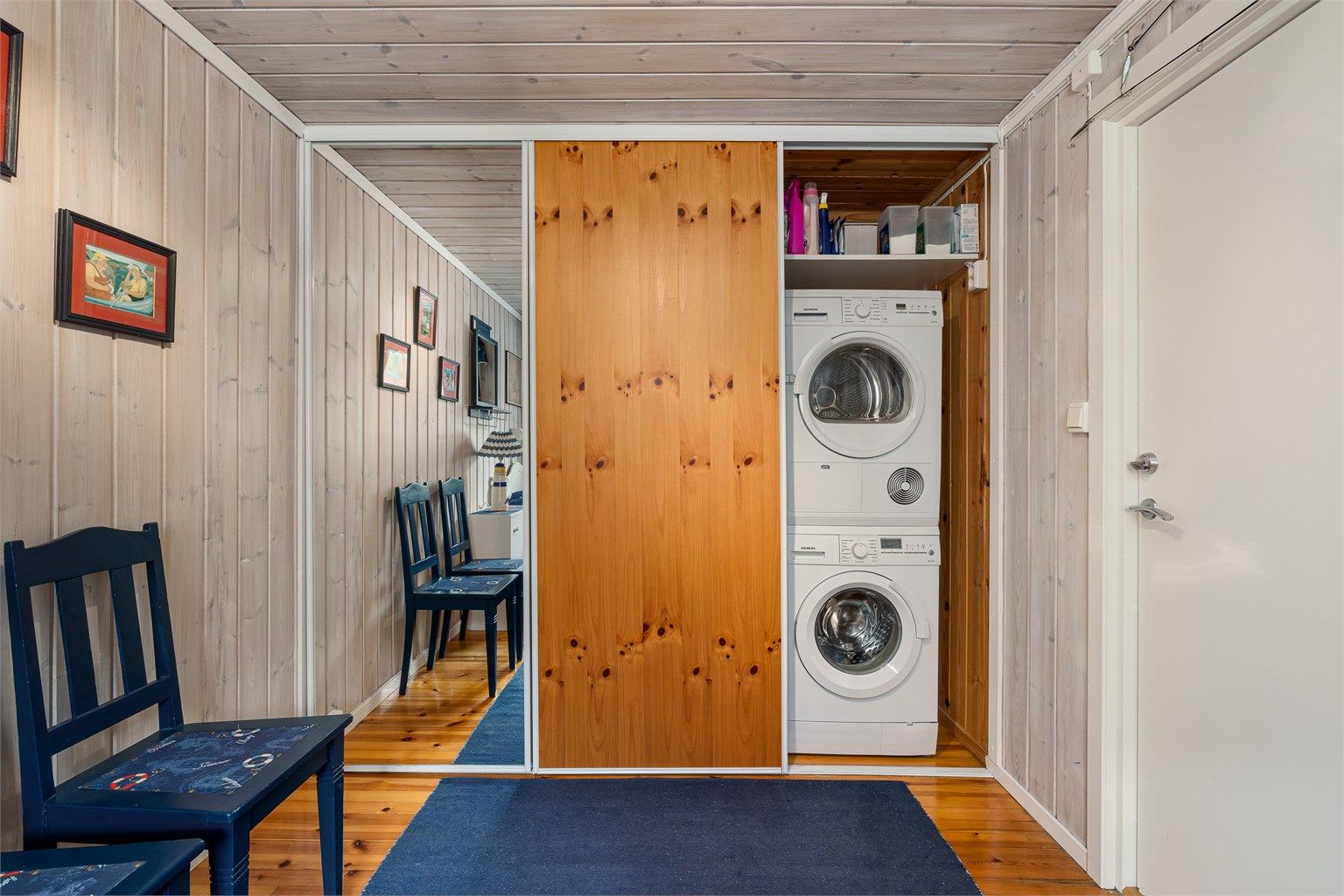 Gjesterommet har flere funksjoner. Bak skyvedører er det opplegg til vaskemaskin og tørketrommel.