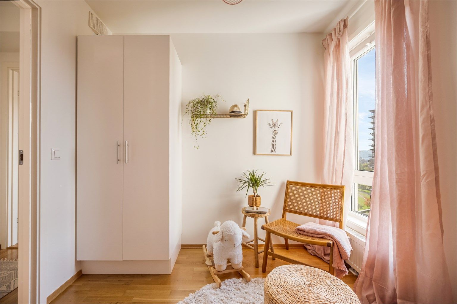 God plass til garderobeskap, skrivebord og seng.