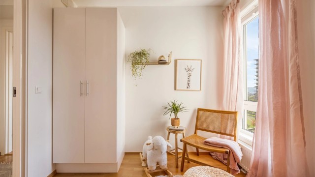 God plass til garderobeskap, skrivebord og seng.