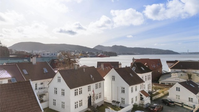 Velkommen til Garmann Gate 10, presentert av Jan-Erik Larsen i Krogsveen Bergen sentrum.
Foto: Herr Fotograf