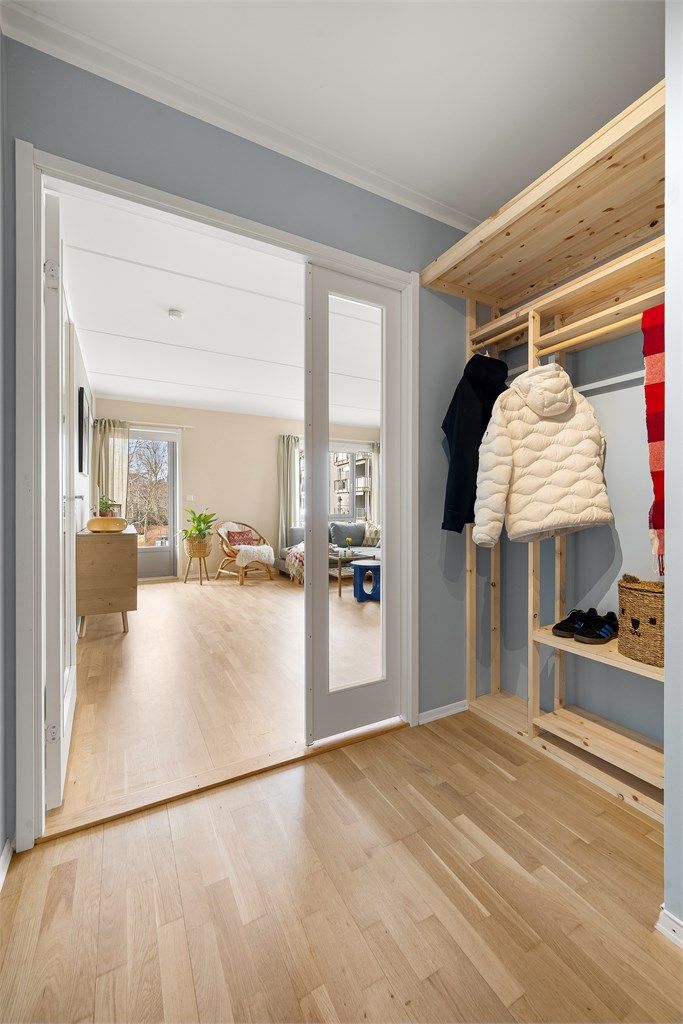 Fra entréen åpner boligen seg opp med en glassdør inn mot stuen, som gir en god romfølelse og slipper lyset gjennom.