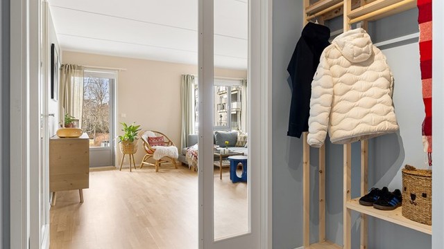 Fra entréen åpner boligen seg opp med en glassdør inn mot stuen, som gir en god romfølelse og slipper lyset gjennom.