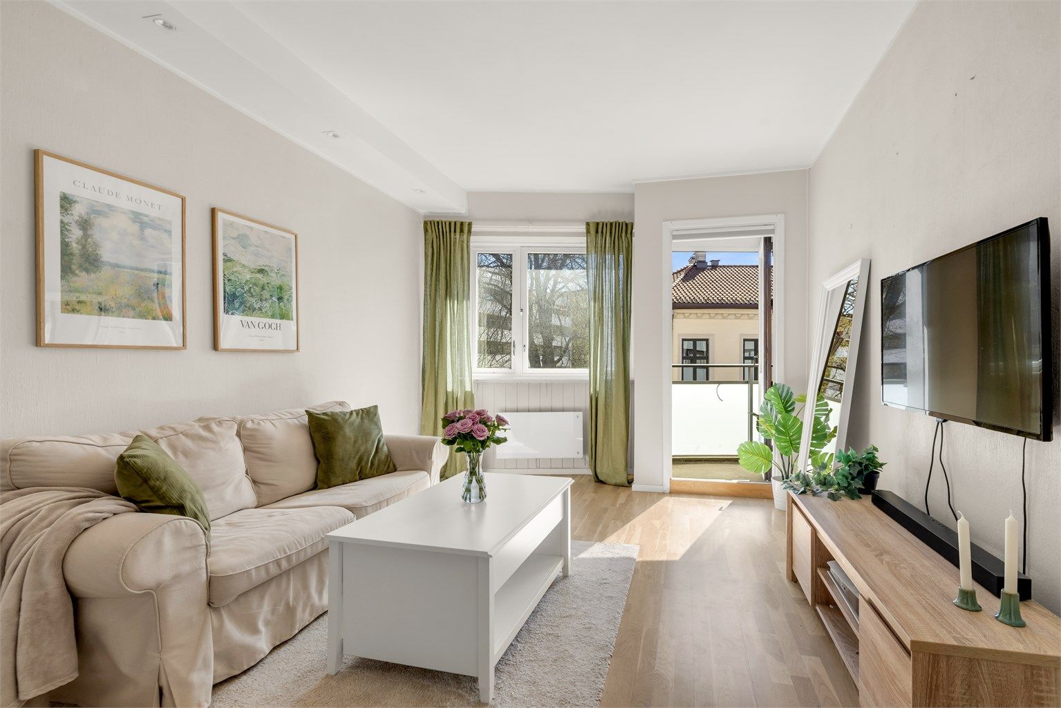 Romslig og trivelig oppholdsrom med store vindusflater som slipper inn rikelig med naturlig lys.