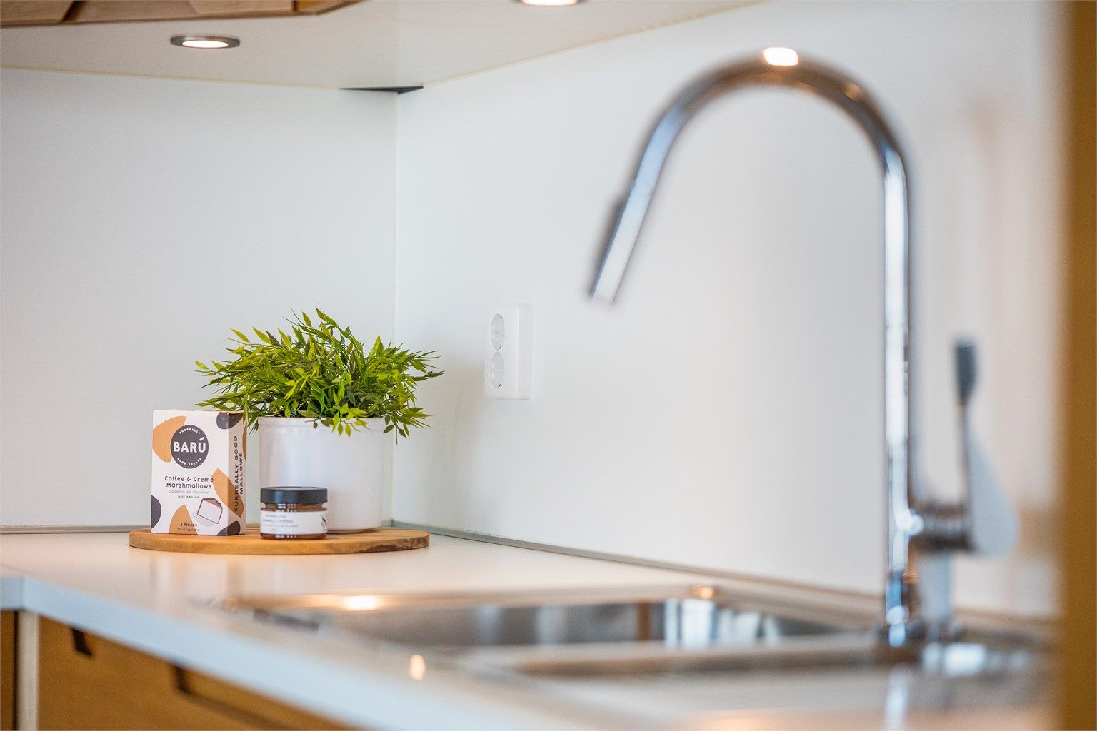 Kjøkkenet har innredning med glatte fronter, benkeplaten er av laminat. 