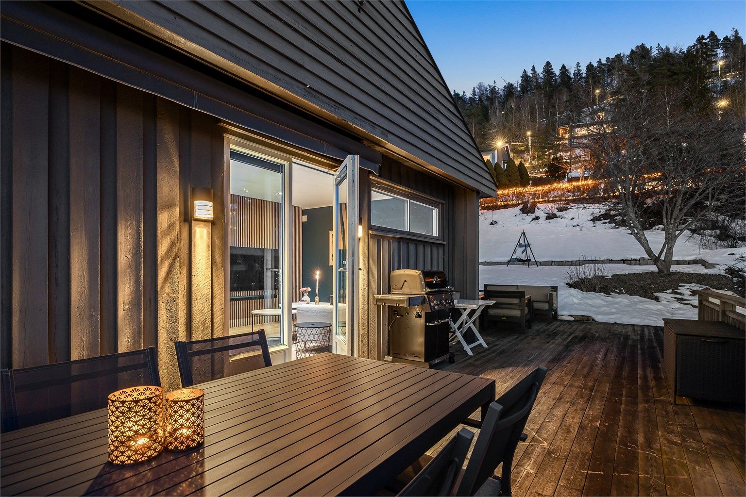 Terrassen fungerer som en forlengelse av stuen på varme dager.