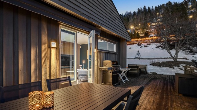 Terrassen fungerer som en forlengelse av stuen på varme dager.