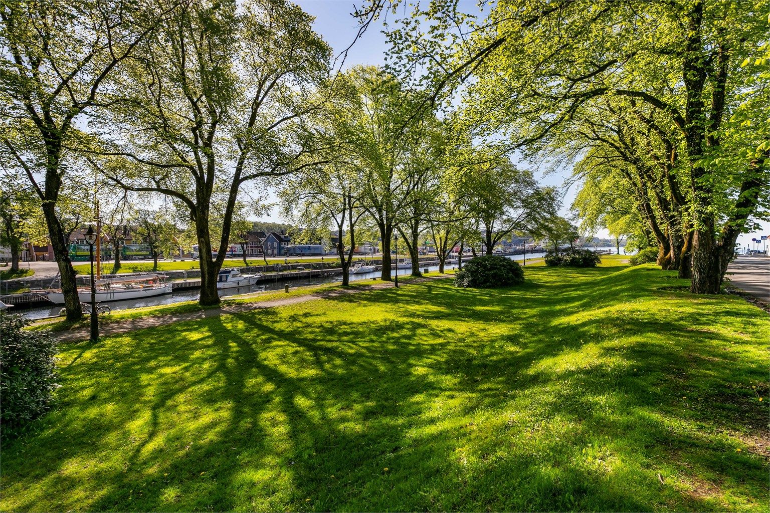 Med idylliske parkmiljø i nabolaget er det lite som antyder hvor sentralt du faktisk bor i Glassverket 4.