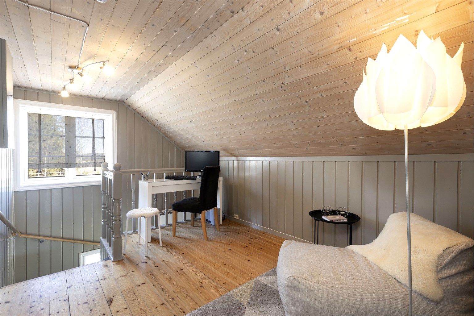 Oppholds-/kontorområde ved trappoppgang i 2. etasje.