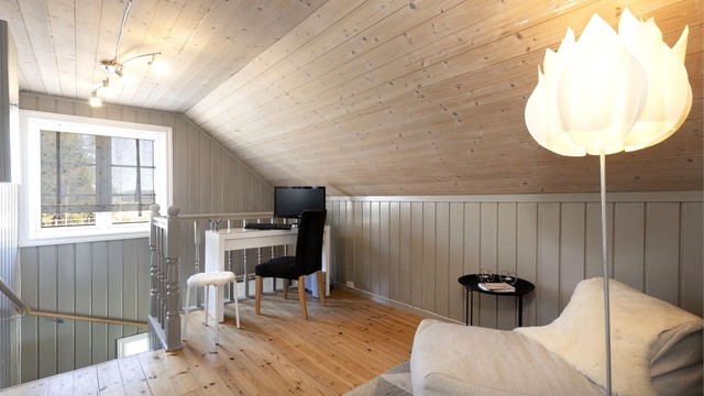 Oppholds-/kontorområde ved trappoppgang i 2. etasje.