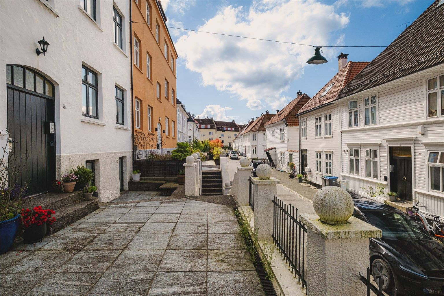Sameiet har en felles, hellelagt uteplass med gode solforhold.