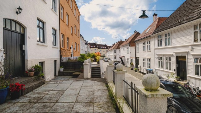 Sameiet har en felles, hellelagt uteplass med gode solforhold.