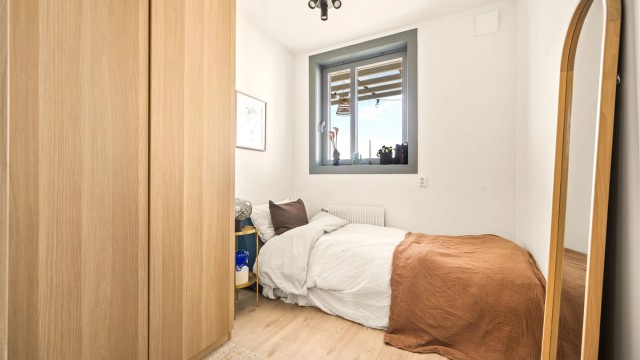 Leilighetens andre soverom passer perfekt som barnerom, gjesterom eller kontor.