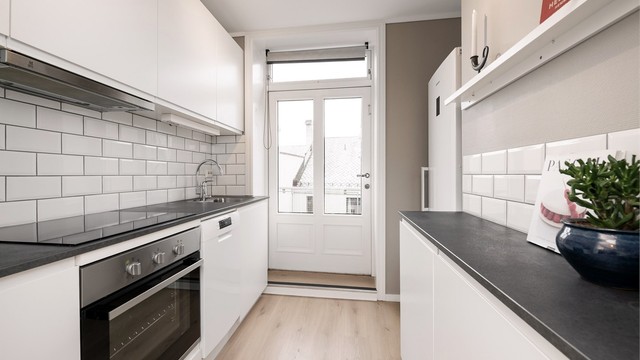 Kjøkken med utgang til balkong mot bakgård