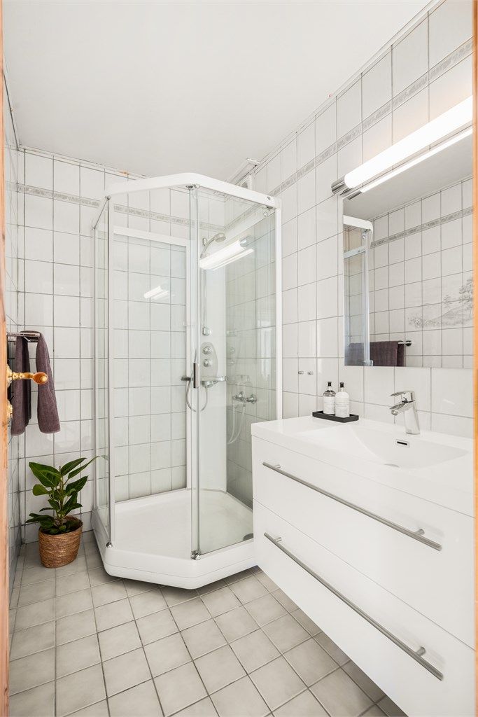 Badet i andre etasje har flislagt gulv med gulvvarme, dusjkabinett og innredning av nyere dato.