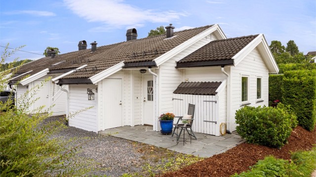 Leilighetsbygg fra 1990 med liggende trekledning.
