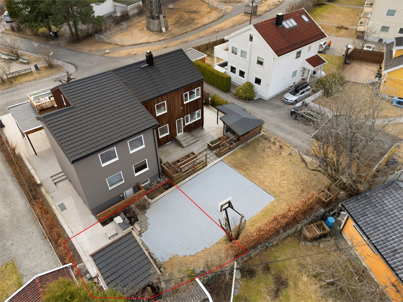 På baksiden av huset har boligen en uteplass i tomtens nordøstre hjørne. Denne enheten disponerer arealet fra vestre hjørne på tilbygget/fra treet og mot nabogrense i øst. Kart over disponering av utearealene ligger også vedlagt i salgsoppgaven