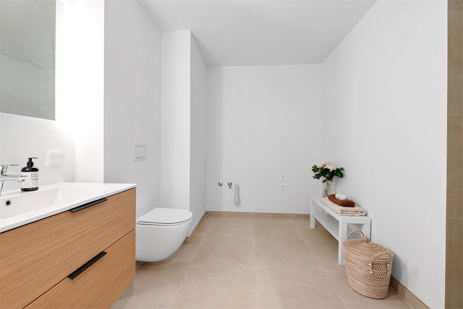 Det ene badet har opplegg for vaskemaskin og tørketrommel.