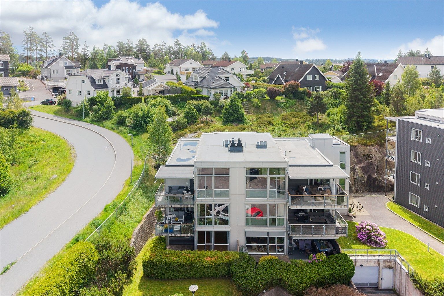 Eiendommen ligger i et etablert og barnevennlig boligområde, på Oppegård.